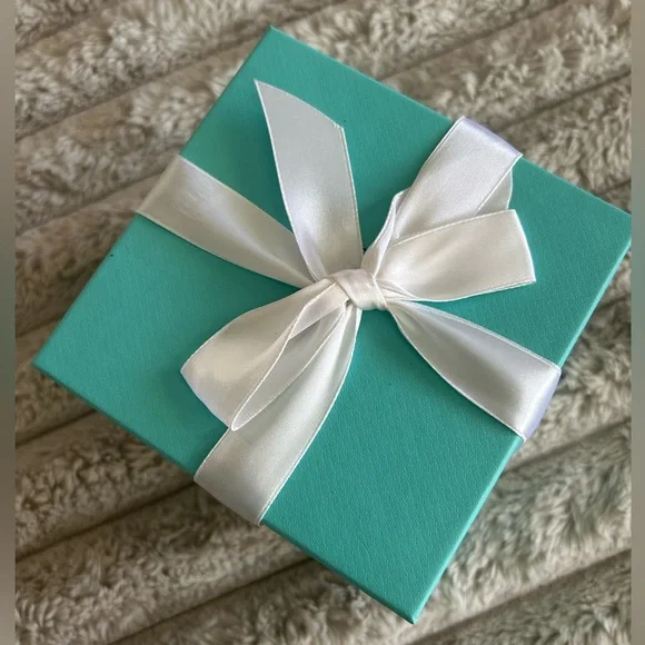Tiffany gift box w/ bow - Picture 2 of 3